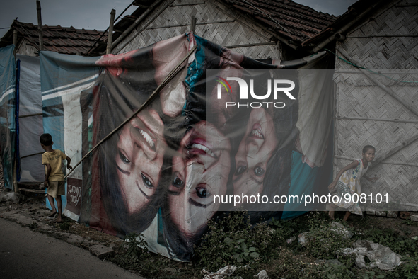 Kids are playing at Dhapa west dumping ground, Kolkata, India. January 17, 2015.  *** Go to http://nurphoto.com/en/reportages/51754 to see m...