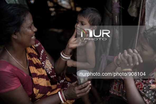 A female scavenger is feeding her kid milk at the waste dumping ground. Dhapa, Kolkata, India. September 10, 2015.  *** Go to http://nurphot...