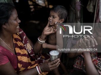 A female scavenger is feeding her kid milk at the waste dumping ground. Dhapa, Kolkata, India. September 10, 2015.  *** Go to http://nurphot...