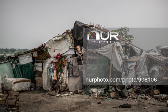 A shelter of a scavenger family at the waste dumping ground. Dhapa, Kolkata, India. September 10, 2015.  *** Go to http://nurphoto.com/en/re...