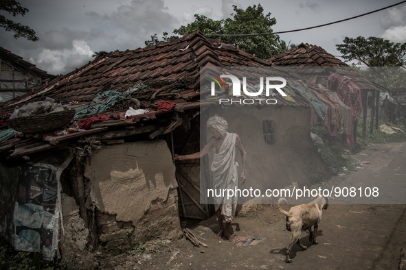 An old woman in front of her house at the village of Dhapa waste dumping ground. Dhapa, Kolkata, India. September 11, 2015.  *** Go to http:...