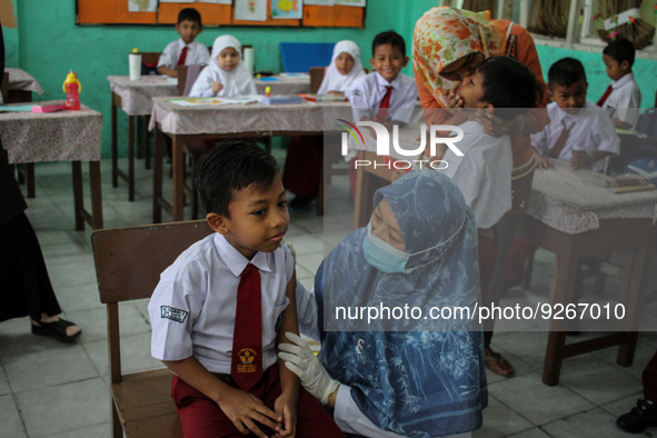 A health worker prepares an injection of the Diphtheria and Tetanus vaccines during child immunization at an elementary school in Lhokseumaw...