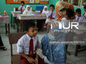 A health worker prepares an injection of the Diphtheria and Tetanus vaccines during child immunization at an elementary school in Lhokseumaw...