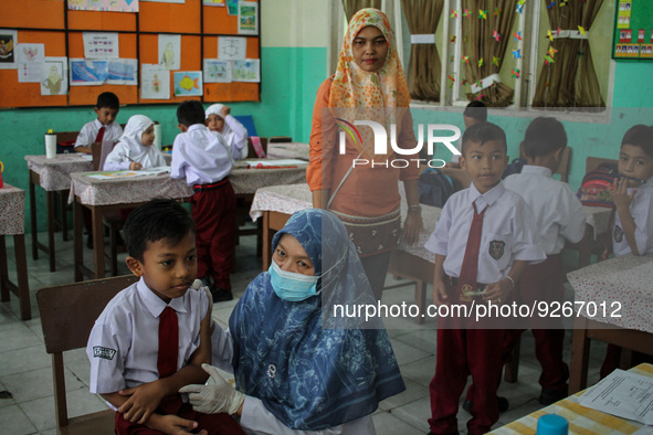 A health worker prepares an injection of the Diphtheria and Tetanus vaccines during child immunization at an elementary school in Lhokseumaw...