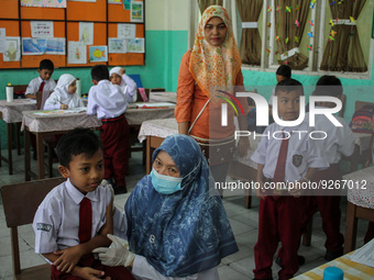 A health worker prepares an injection of the Diphtheria and Tetanus vaccines during child immunization at an elementary school in Lhokseumaw...