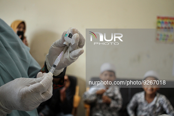 A health worker prepares an injection of the Diphtheria and Tetanus vaccines during child immunization at an elementary school in Lhokseumaw...