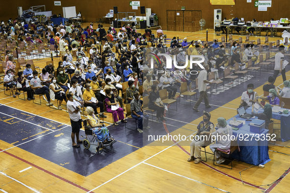 People receive doses of the Pfizer COVID-19 vaccine booster at a vaccination center inside a stadium in Bangkok, Thailand, 03 December 2022....