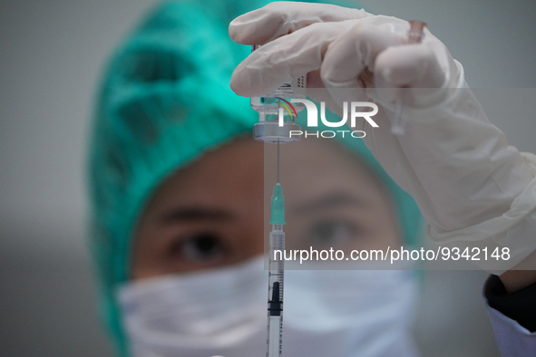 A doses of the COVID-19 vaccine is drawn from a vial at vaccination site inside the shopping mall in Bangkok on December 20, 2022 in Bangkok...