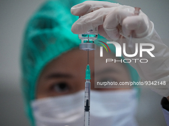 A doses of the COVID-19 vaccine is drawn from a vial at vaccination site inside the shopping mall in Bangkok on December 20, 2022 in Bangkok...