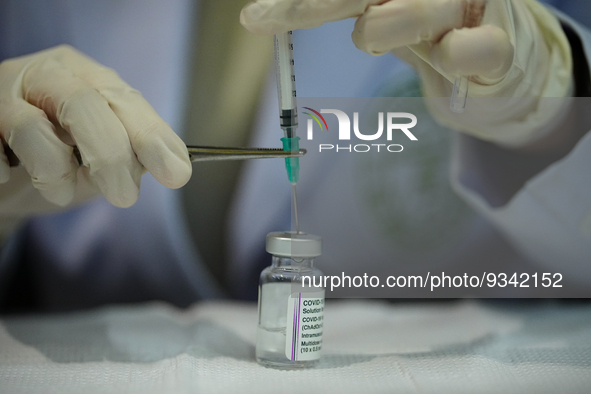 A doses of the COVID-19 vaccine is drawn from a vial at vaccination site inside the shopping mall in Bangkok on December 20, 2022 in Bangkok...