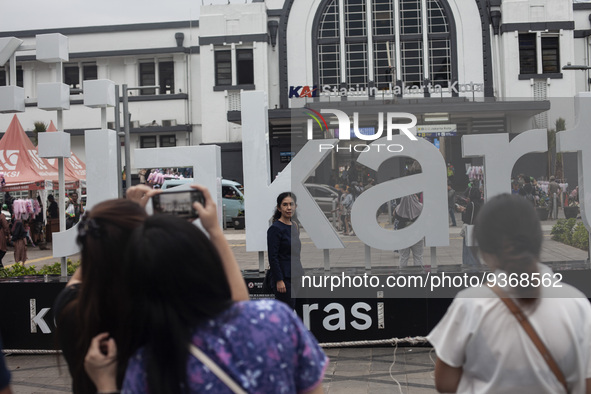 Peoples enjoy their vacation at the the Kota Tua Jakarta (Jakarta Old Town) tourism area during the holiday season, in Jakarta on December 3...