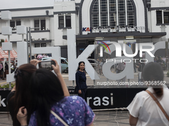 Peoples enjoy their vacation at the the Kota Tua Jakarta (Jakarta Old Town) tourism area during the holiday season, in Jakarta on December 3...