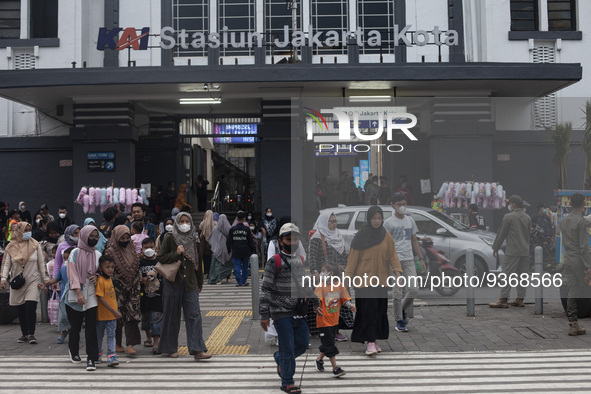 Peoples crossing the road as they visiting the Kota Tua Jakarta (Jakarta Old Town) tourism area during the holiday season, in Jakarta on Dec...