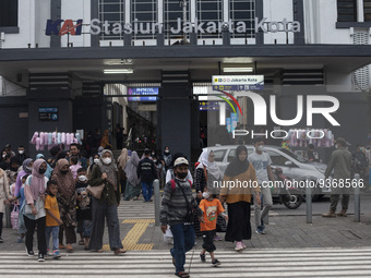 Peoples crossing the road as they visiting the Kota Tua Jakarta (Jakarta Old Town) tourism area during the holiday season, in Jakarta on Dec...