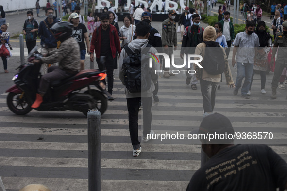 Peoples crossing the road as they visiting the Kota Tua Jakarta (Jakarta Old Town) tourism area during the holiday season, in Jakarta on Dec...