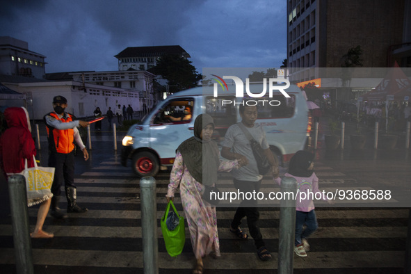 Peoples crossing the road as they visiting the Kota Tua Jakarta (Jakarta Old Town) tourism area during the holiday season, in Jakarta on Dec...