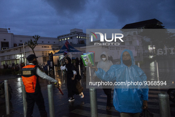 Peoples crossing the road as they visiting the Kota Tua Jakarta (Jakarta Old Town) tourism area during the holiday season, in Jakarta on Dec...