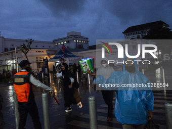 Peoples crossing the road as they visiting the Kota Tua Jakarta (Jakarta Old Town) tourism area during the holiday season, in Jakarta on Dec...