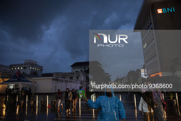 Peoples crossing the road as they visiting the Kota Tua Jakarta (Jakarta Old Town) tourism area during the holiday season, in Jakarta on Dec...