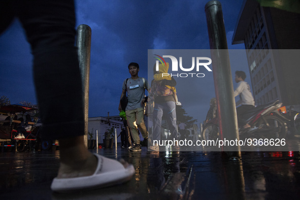 Peoples crossing the road as they visiting the Kota Tua Jakarta (Jakarta Old Town) tourism area during the holiday season, in Jakarta on Dec...