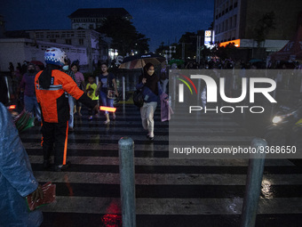 Peoples crossing the road as they visiting the Kota Tua Jakarta (Jakarta Old Town) tourism area during the holiday season, in Jakarta on Dec...