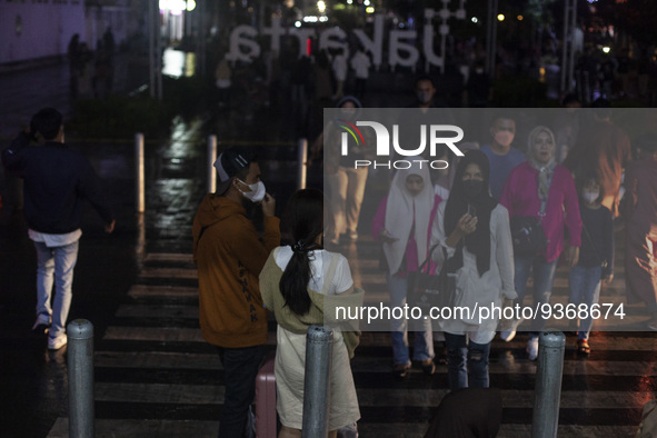 Peoples crossing the road as they visiting the Kota Tua Jakarta (Jakarta Old Town) tourism area during the holiday season, in Jakarta on Dec...