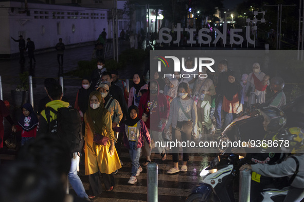 Peoples crossing the road as they visiting the Kota Tua Jakarta (Jakarta Old Town) tourism area during the holiday season, in Jakarta on Dec...