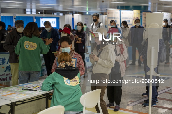 People lining up at a Covid-19 vaccination station inside an MTR Station on January 2, 2023 in Hong Kong, China. 