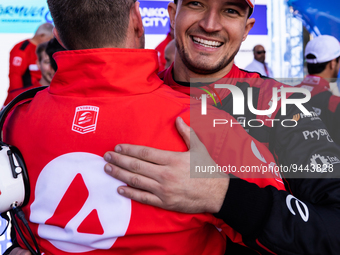 DENNIS Jake (gbr), Avalanche Andretti Formula E, Spark-Porsche, Porsche 99X Electric, portrait podium during the 2023 Mexico City ePrix, 1st...