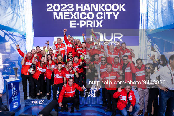 Team picture with DENNIS Jake (gbr), Avalanche Andretti Formula E, Spark-Porsche, Porsche 99X Electric, portrait podium during the 2023 Mexi...