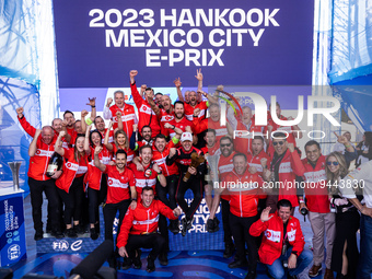 Team picture with DENNIS Jake (gbr), Avalanche Andretti Formula E, Spark-Porsche, Porsche 99X Electric, portrait podium during the 2023 Mexi...