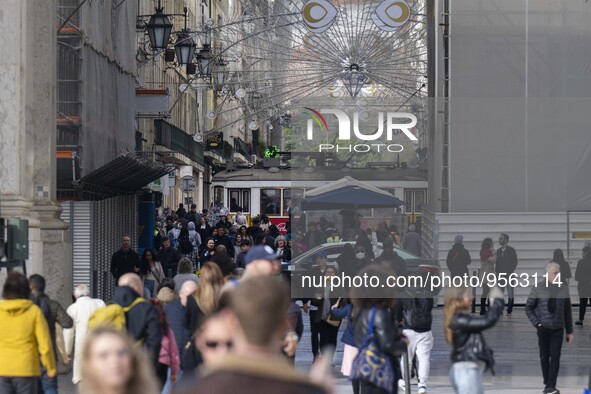 People are seen walking along one of the streets in the Baixa district. Lisbon, January 23, 2023. In Portugal, the transmissibility index (R...