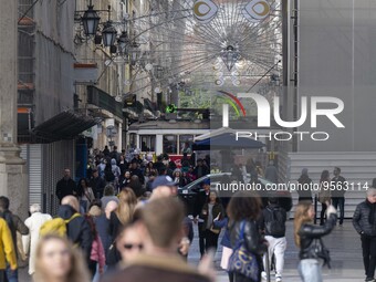 People are seen walking along one of the streets in the Baixa district. Lisbon, January 23, 2023. In Portugal, the transmissibility index (R...