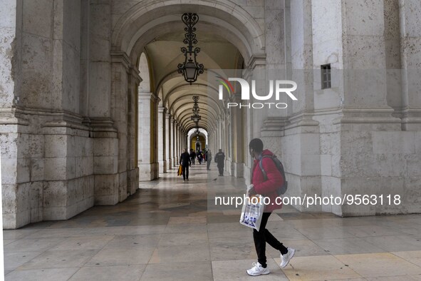 People are seen walking along one of the streets in the Baixa district. Lisbon, January 23, 2023. In Portugal, the transmissibility index (R...