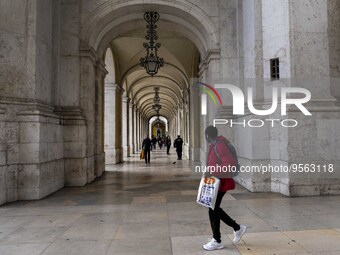 People are seen walking along one of the streets in the Baixa district. Lisbon, January 23, 2023. In Portugal, the transmissibility index (R...