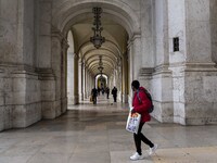 People are seen walking along one of the streets in the Baixa district. Lisbon, January 23, 2023. In Portugal, the transmissibility index (R...