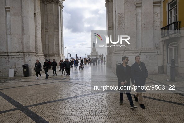 People are seen walking along one of the streets in the Baixa district. Lisbon, January 23, 2023. In Portugal, the transmissibility index (R...