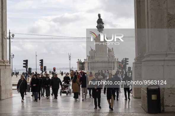 People are seen walking near the Praca de Comercio premises. Lisbon, January 23, 2023. In Portugal, the transmissibility index (Rt) of the v...