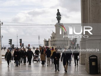 People are seen walking near the Praca de Comercio premises. Lisbon, January 23, 2023. In Portugal, the transmissibility index (Rt) of the v...