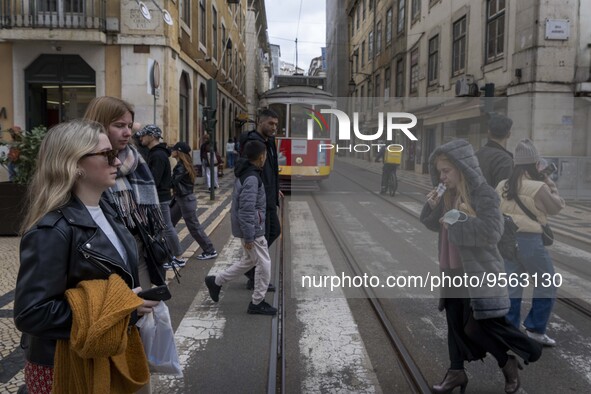 People are seen walking along one of the streets in the Baixa district. Lisbon, January 23, 2023. In Portugal, the transmissibility index (R...