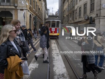 People are seen walking along one of the streets in the Baixa district. Lisbon, January 23, 2023. In Portugal, the transmissibility index (R...