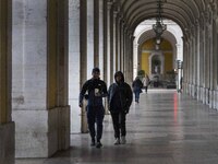 People are seen walking along one of the streets in the Baixa district. Lisbon, January 23, 2023. In Portugal, the transmissibility index (R...