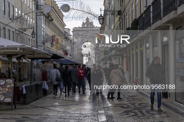 People are seen walking along one of the streets in the Baixa district. Lisbon, January 23, 2023. In Portugal, the transmissibility index (R...