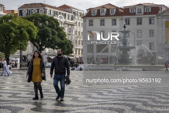 People are seen walking near the grounds of Rossio Square. Lisbon, January 23, 2023. In Portugal, the transmissibility index (Rt) of the vir...