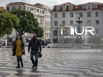 People are seen walking near the grounds of Rossio Square. Lisbon, January 23, 2023. In Portugal, the transmissibility index (Rt) of the vir...