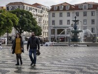 People are seen walking near the grounds of Rossio Square. Lisbon, January 23, 2023. In Portugal, the transmissibility index (Rt) of the vir...