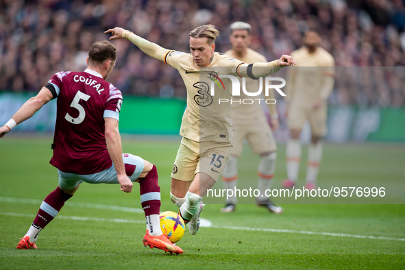 Mykhailo Mudryk of Chelsea controls the ball during the Premier League match between West Ham United and Chelsea at the London Stadium, Stra...