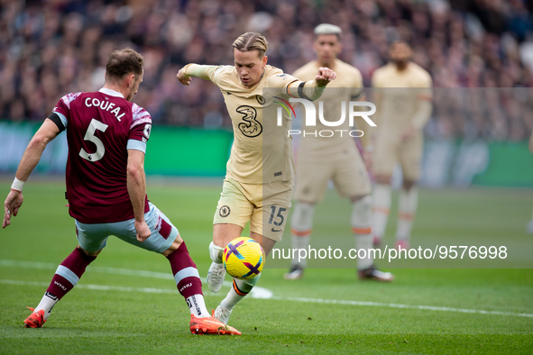 Mykhailo Mudryk of Chelsea controls the ball during the Premier League match between West Ham United and Chelsea at the London Stadium, Stra...