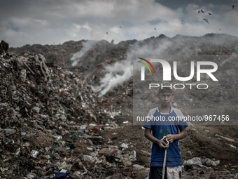 Jaman is a young scavenger. Dhapa waste dumping ground, Kolkata, India. January 17, 2015. *** Go to http://nurphoto.com/en/reportages/51696...