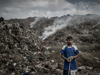 Jaman is a young scavenger. Dhapa waste dumping ground, Kolkata, India. January 17, 2015. *** Go to http://nurphoto.com/en/reportages/51696...